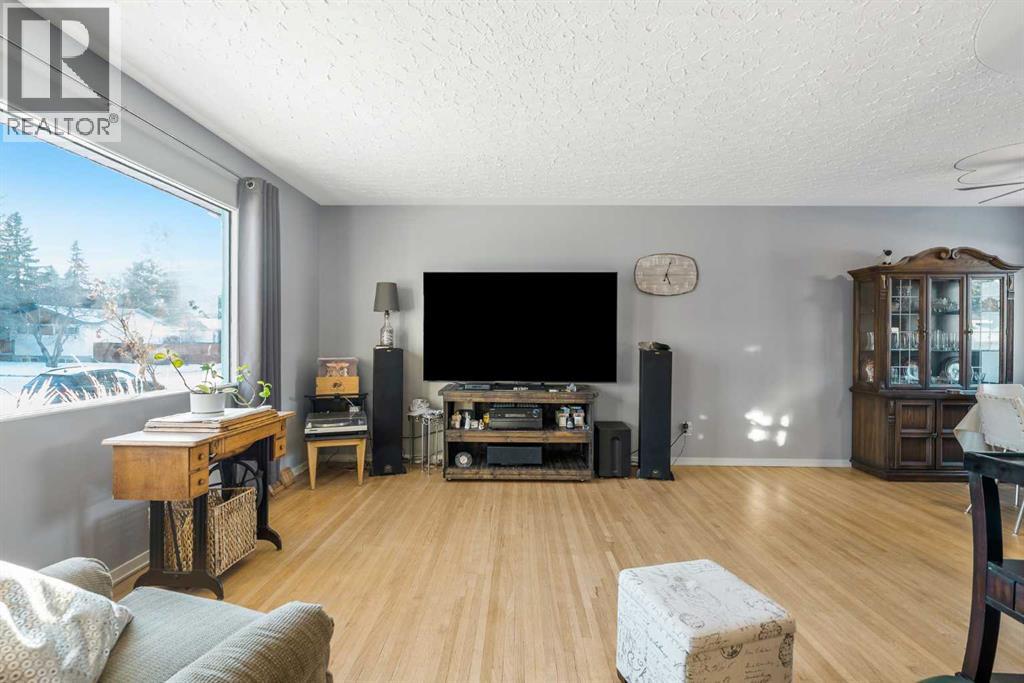 126 Springwood Drive SW, Calgary, Alberta  T2W 0K5 - Photo 4 - A2316658