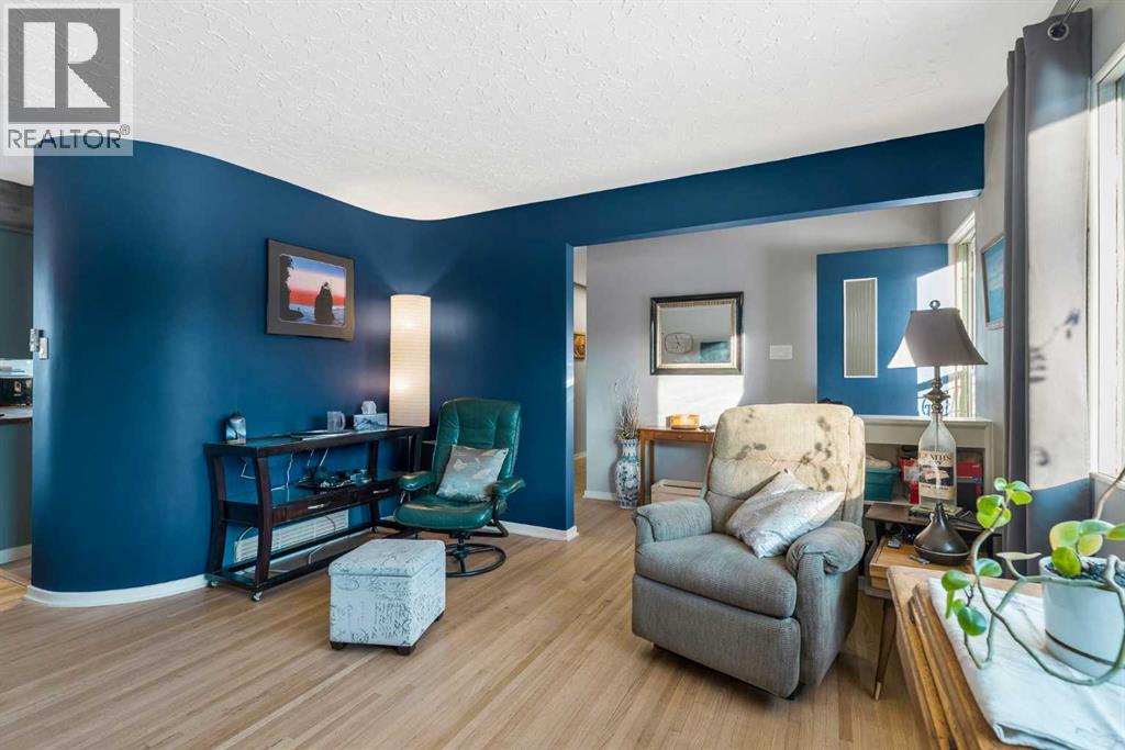 126 Springwood Drive SW, Calgary, Alberta  T2W 0K5 - Photo 3 - A2316658