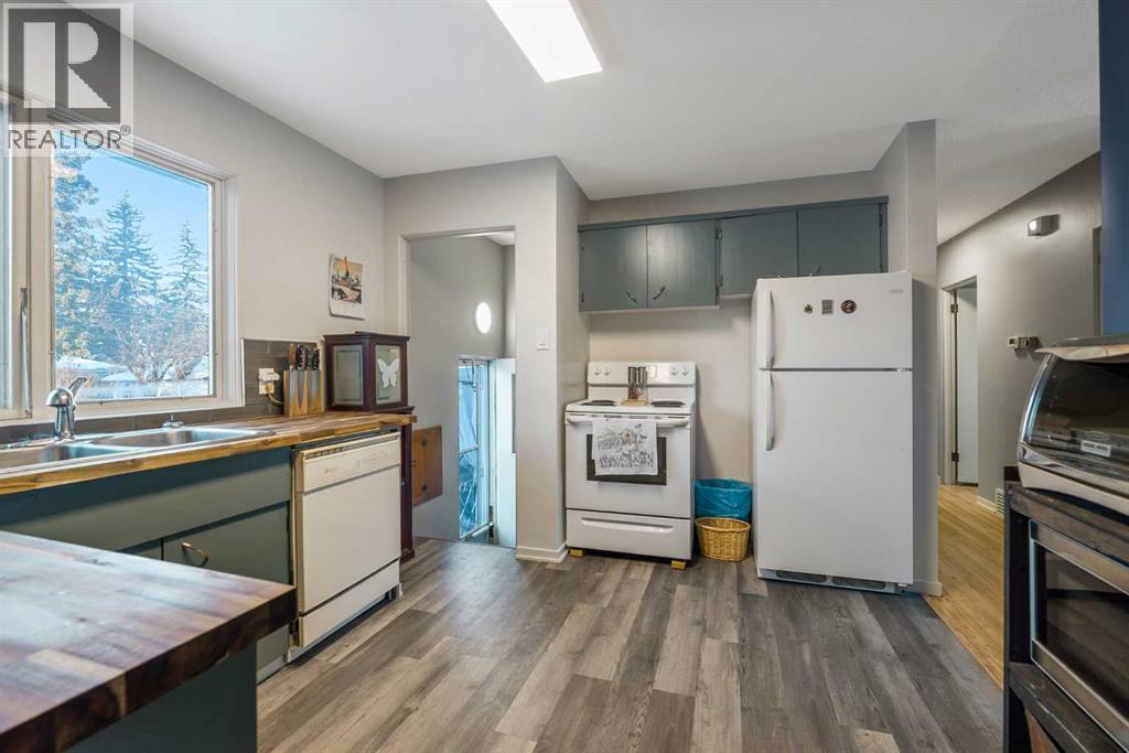 126 Springwood Drive SW, Calgary, Alberta  T2W 0K5 - Photo 6 - A2316658