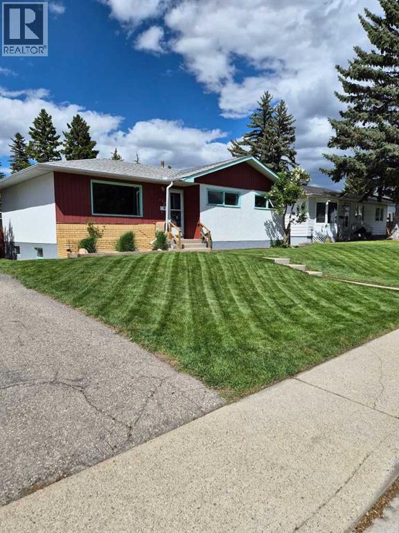 126 Springwood Drive SW, Calgary, Alberta  T2W 0K5 - Photo 2 - A2316658