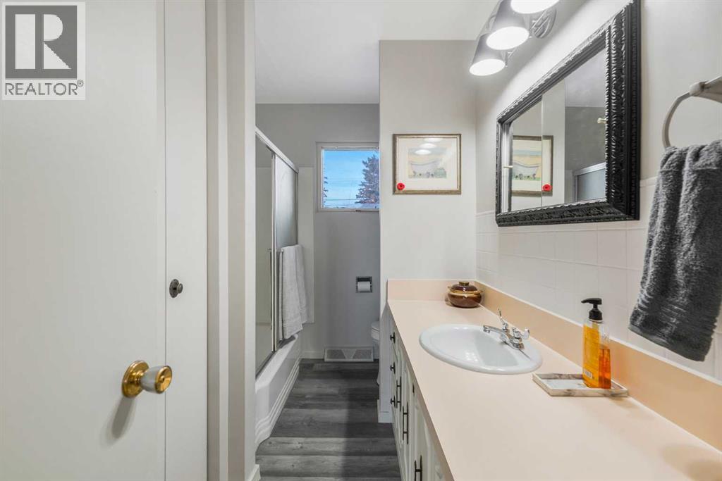 126 Springwood Drive SW, Calgary, Alberta  T2W 0K5 - Photo 13 - A2316658