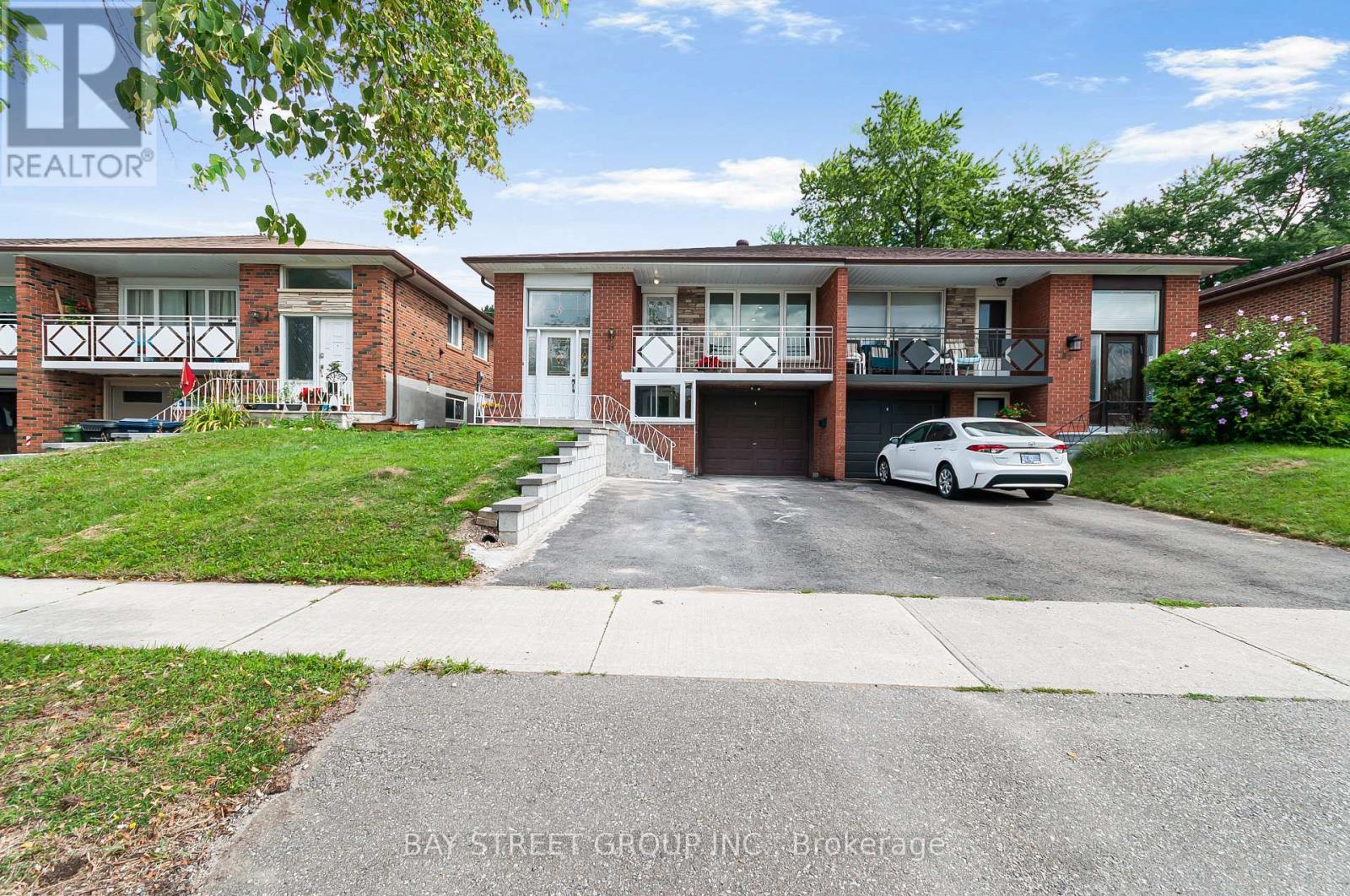 <div class="slider-price">$888,000</div><p>89 Mintwood Drive, Toronto, Ontario</p>