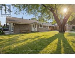 2 ROSSWOOD CRESCENT, Toronto, Ontario