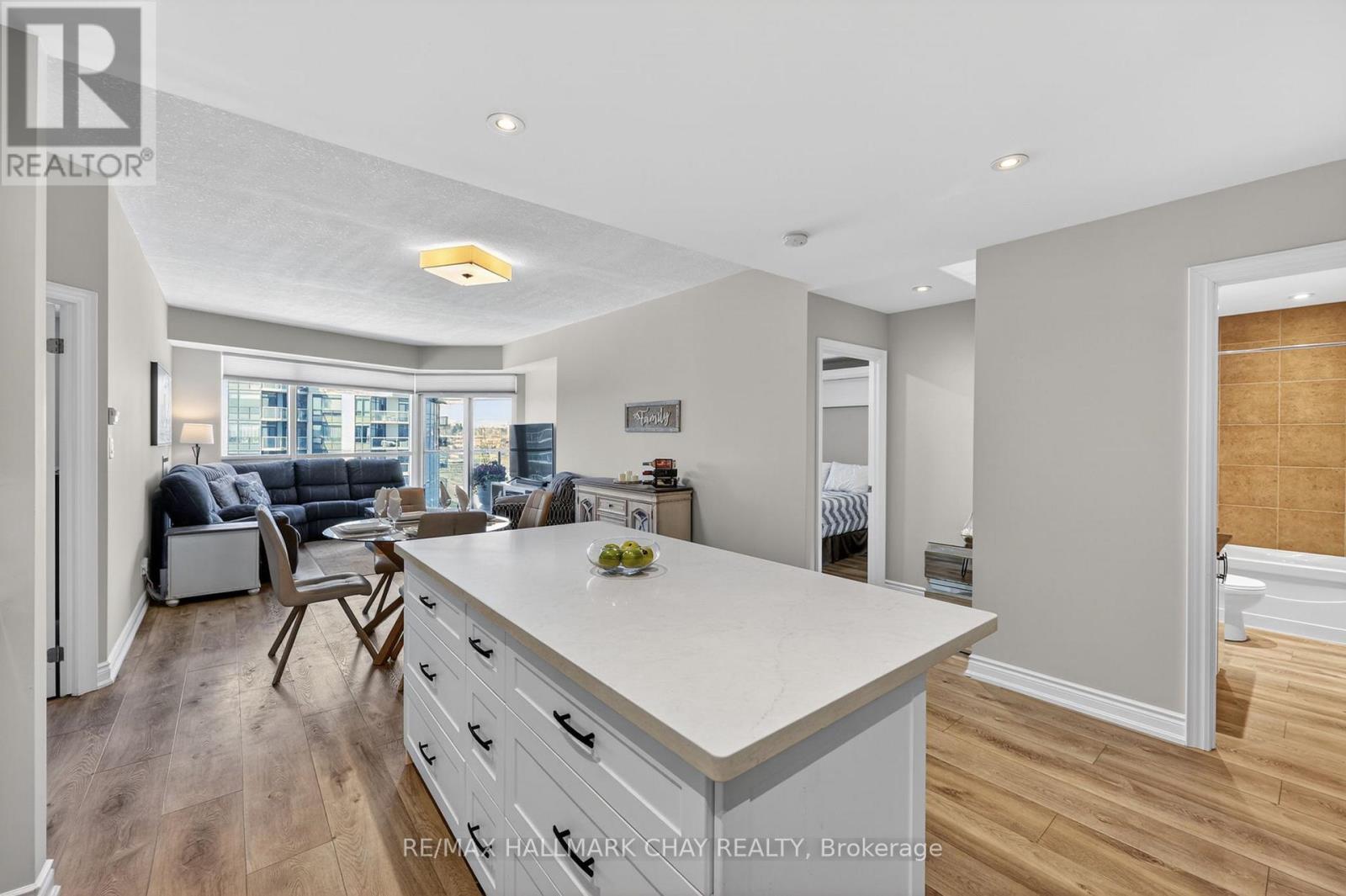 805 - 37 Ellen Street, Barrie (City Centre), Ontario L4N 6G2 - Photo 6 - S13698090