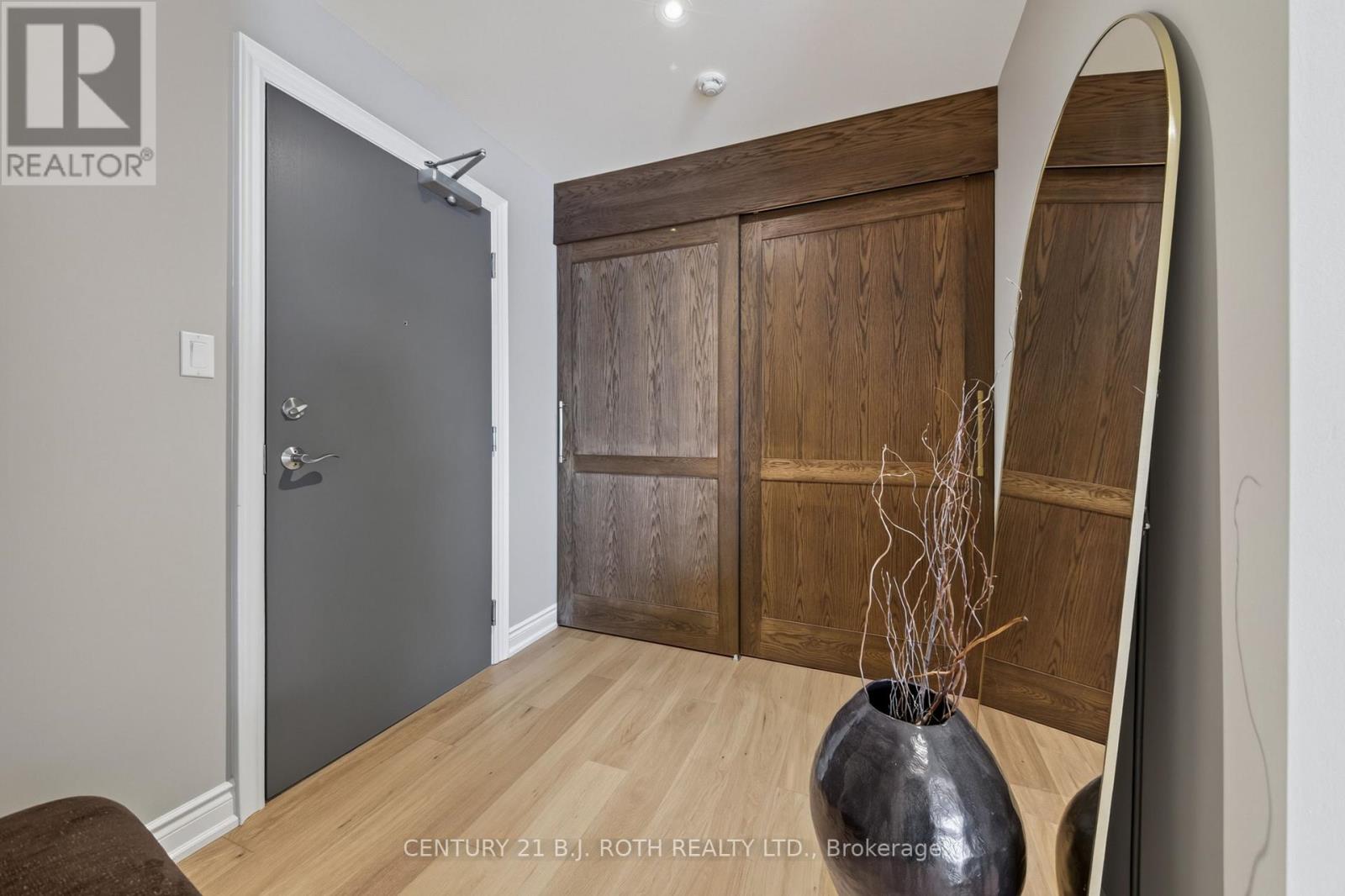 904 - 33 Ellen Street, Barrie (City Centre), Ontario  L4N 6E9 - Photo 6 - S13698122