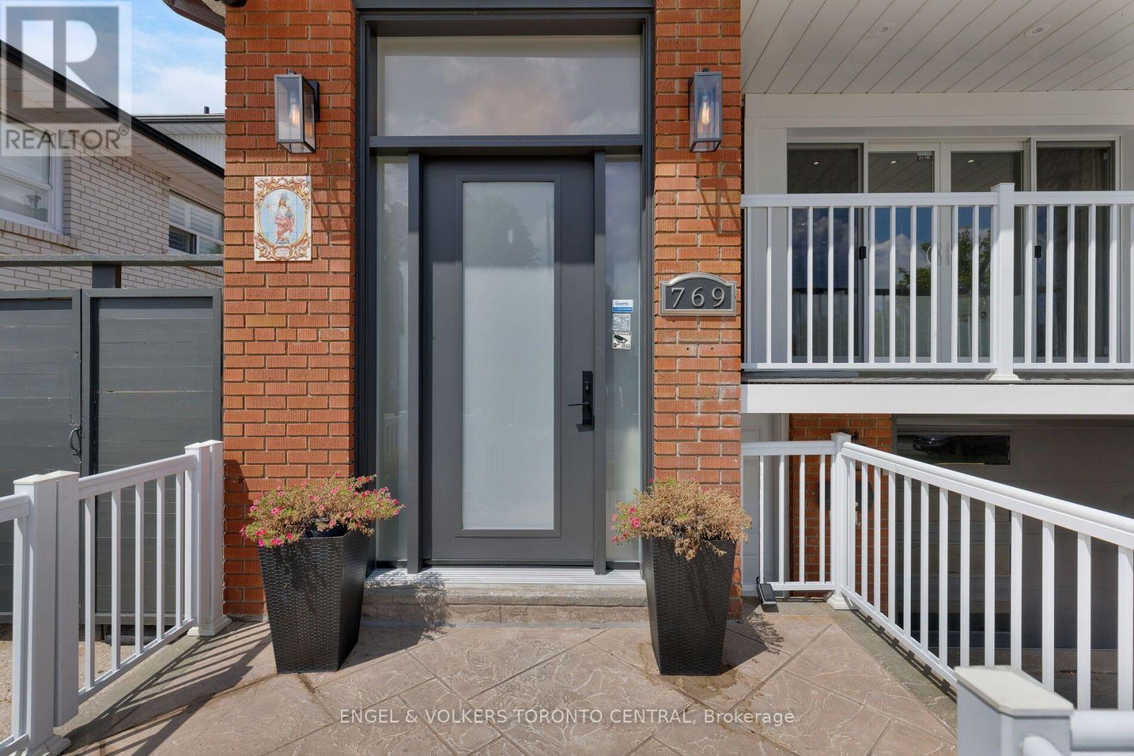 769 Annamore Road, Mississauga, Ontario L4Y 2V6 - Photo 2 - W13698108