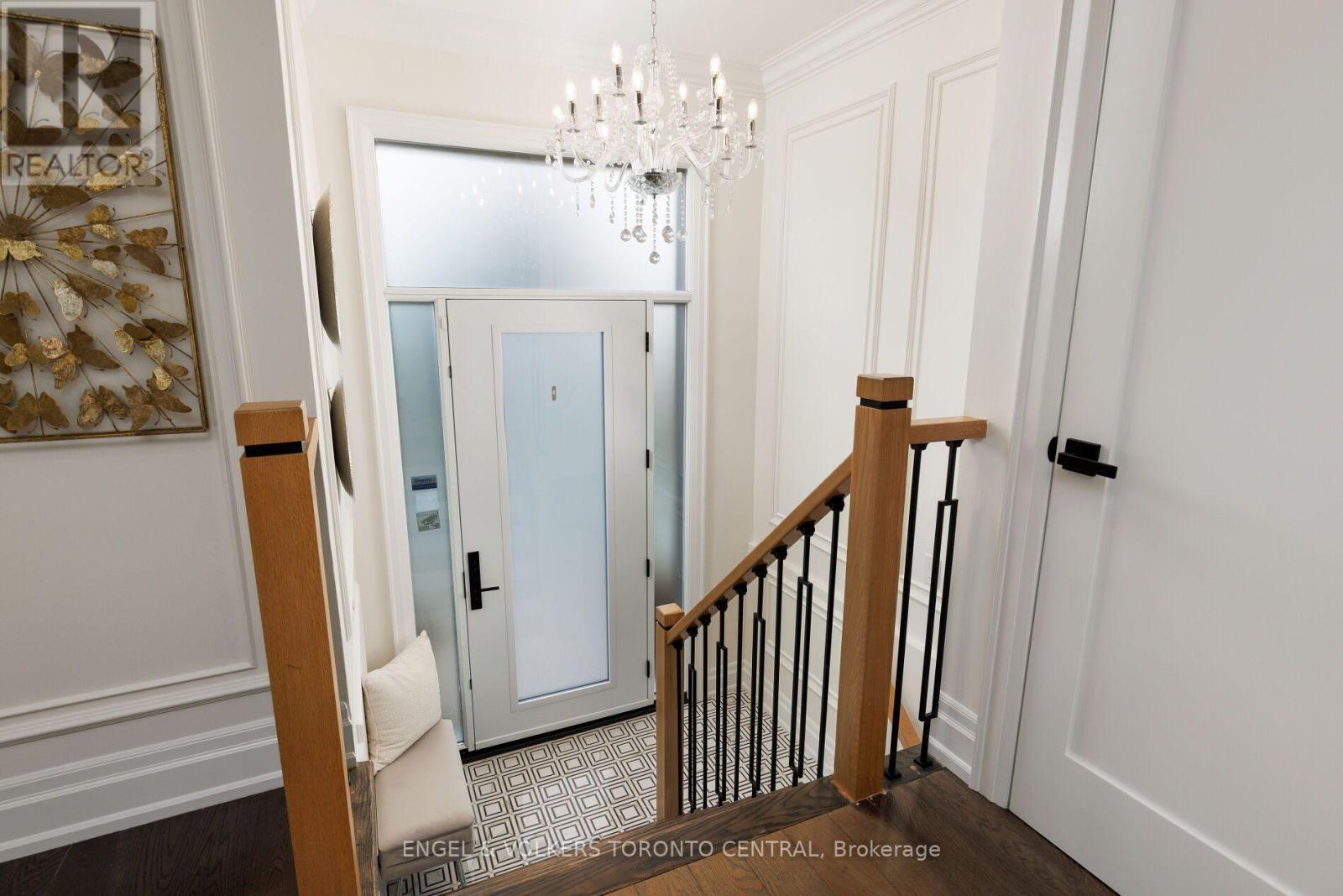 769 Annamore Road, Mississauga, Ontario L4Y 2V6 - Photo 4 - W13698108