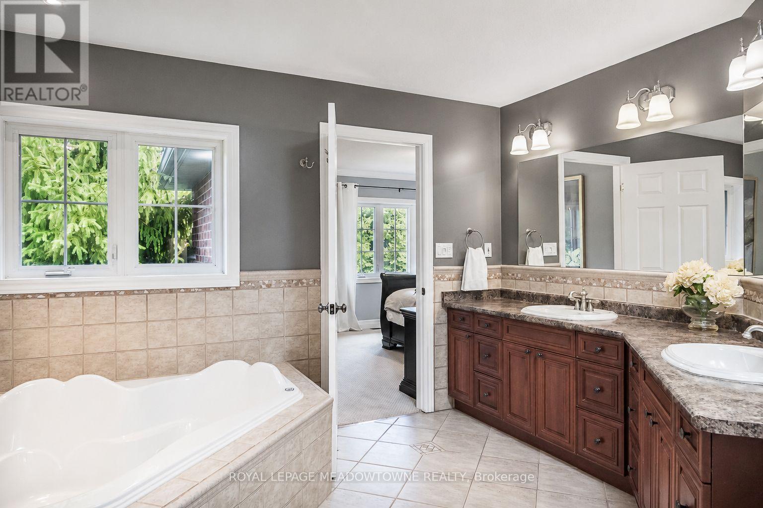 4215 Ennisclare Drive, Milton, Ontario  N0B 2K0 - Photo 20 - W13698120