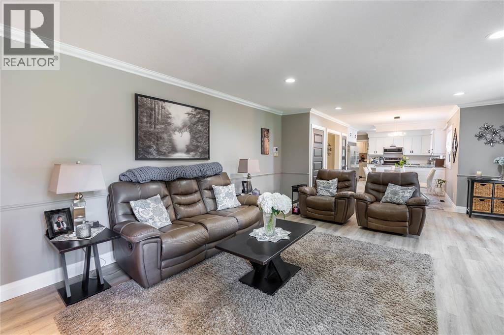1272 Glen Douglas Drive, Sarnia, Ontario  N7V 3N7 - Photo 10 - 26020309