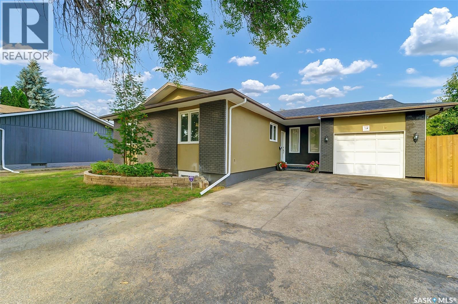 19 Barr Place, Saskatoon, Saskatchewan  S7M 4G1 - Photo 1 - SK046165