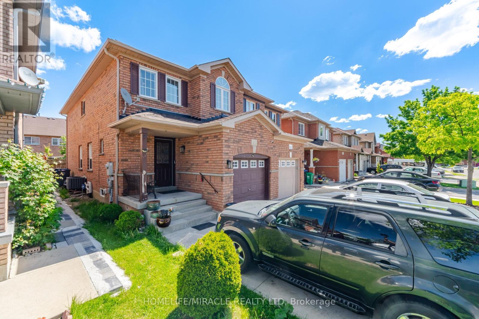 45 Ridgefield Court, Brampton, Ontario  L6P 1B4 - Photo 2 - W13698206