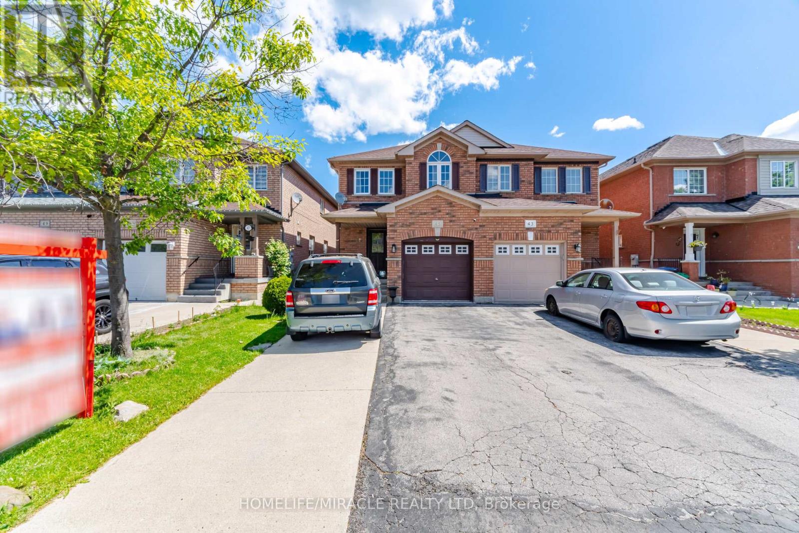 45 Ridgefield Court, Brampton, Ontario  L6P 1B4 - Photo 3 - W13698206