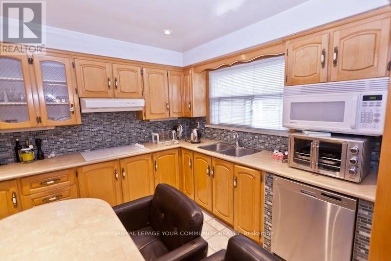 8 Stanwood Crescent, Toronto, Ontario  M9M 1Z9 - Photo 2 - W13698212