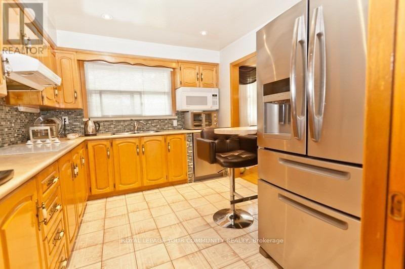 8 Stanwood Crescent, Toronto, Ontario  M9M 1Z9 - Photo 9 - W13698212