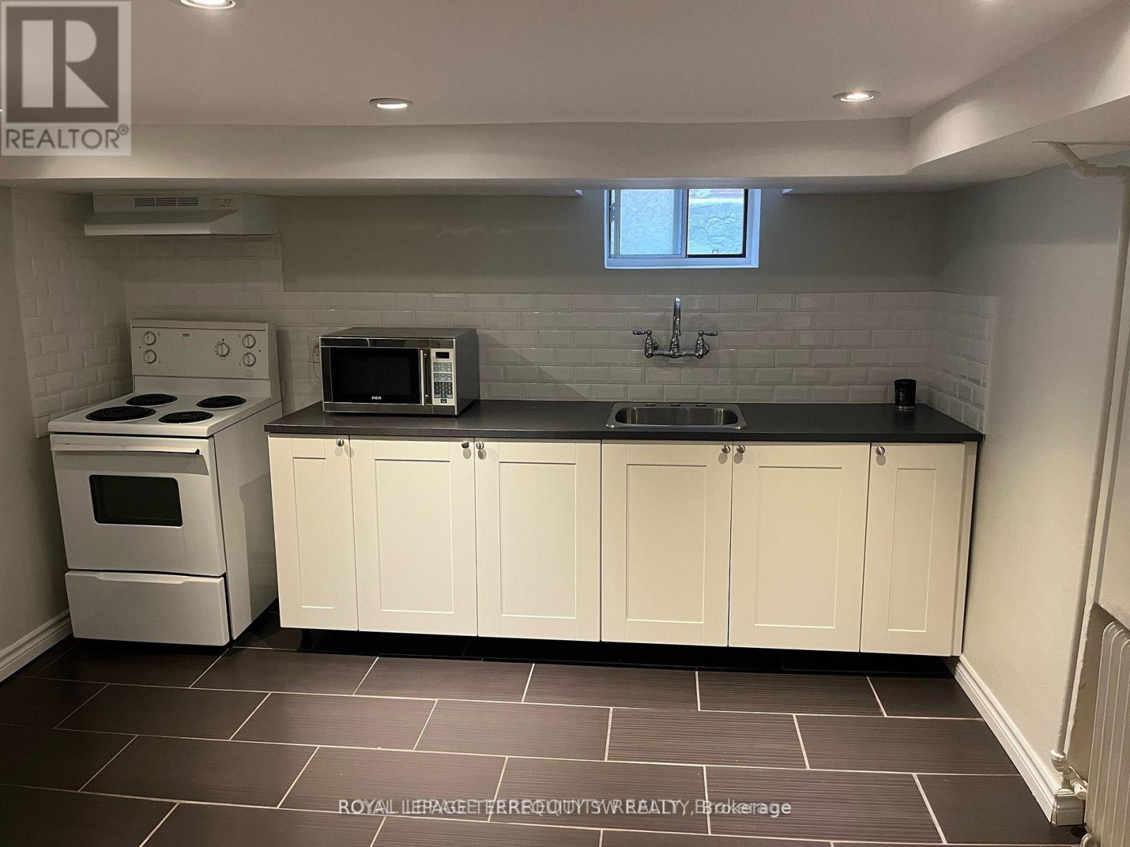 Bsmt - 31 Chamberlain Avenue, Toronto, Ontario  M6E 4J7 - Photo 2 - W13698242
