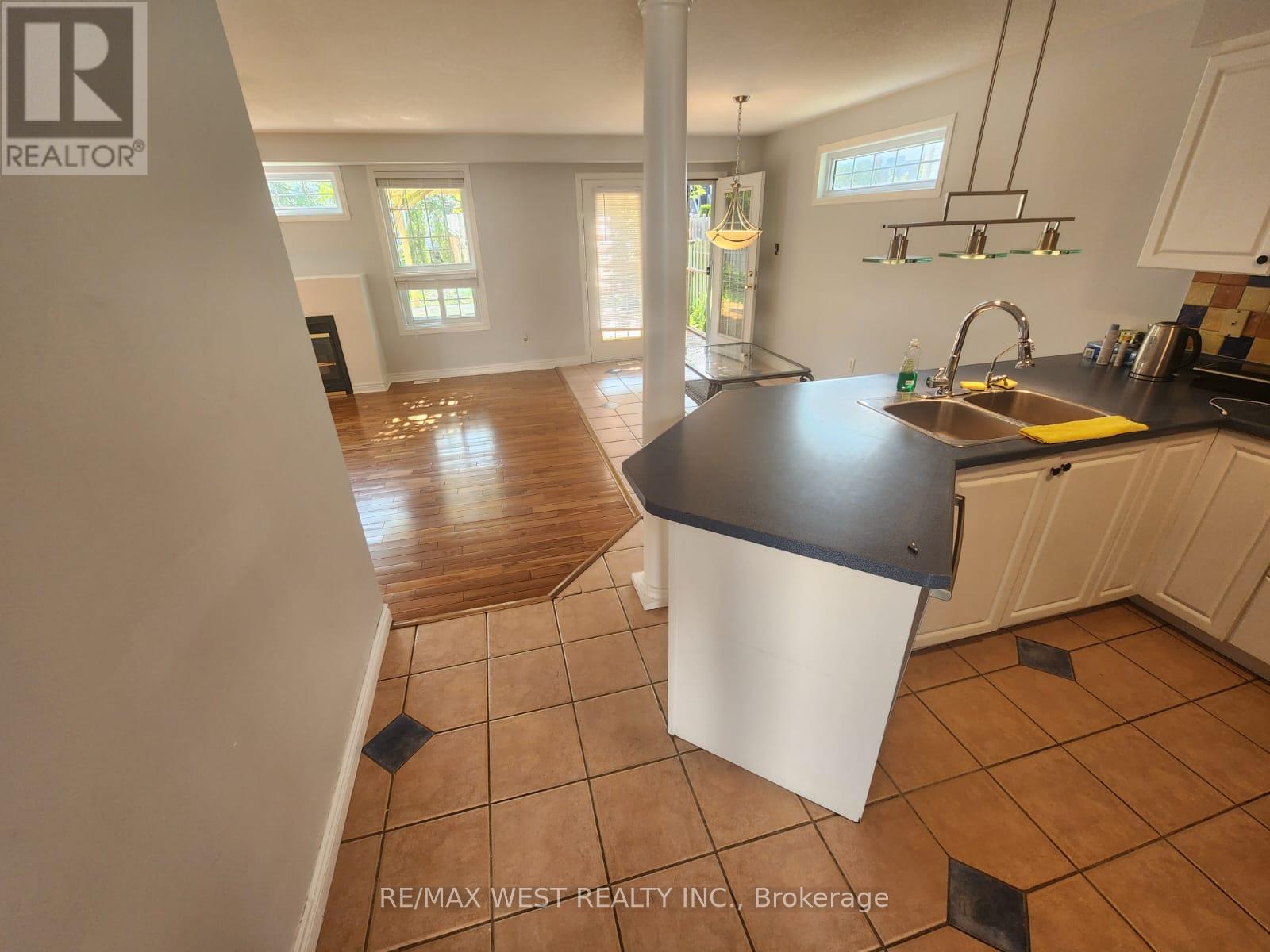 792 Butternut Avenue, Waterloo, Ontario  N2V 2M3 - Photo 3 - X13698234