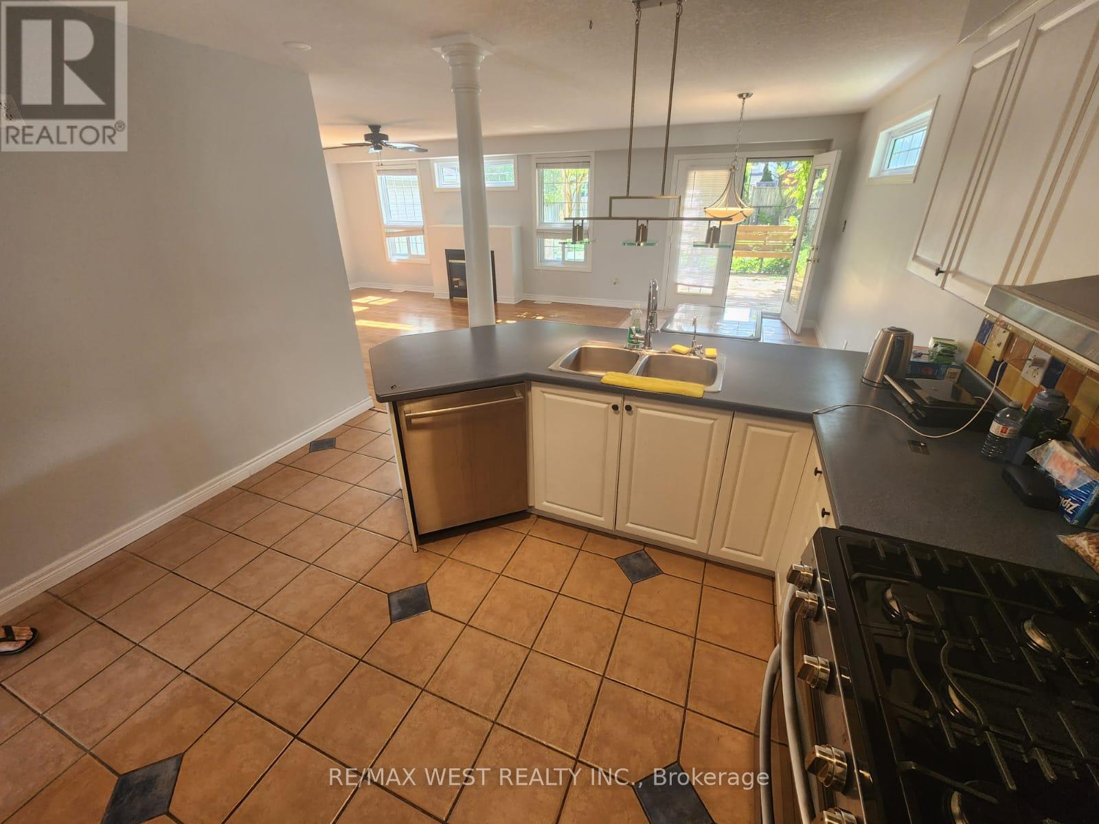 792 Butternut Avenue, Waterloo, Ontario  N2V 2M3 - Photo 4 - X13698234