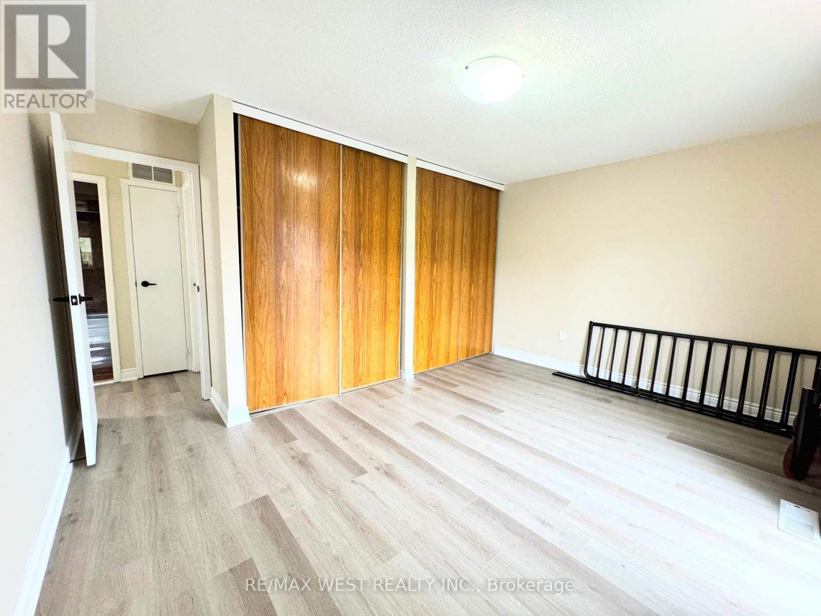 26 Brownridge Crescent, Toronto, Ontario  M9V 4M5 - Photo 17 - W13698290