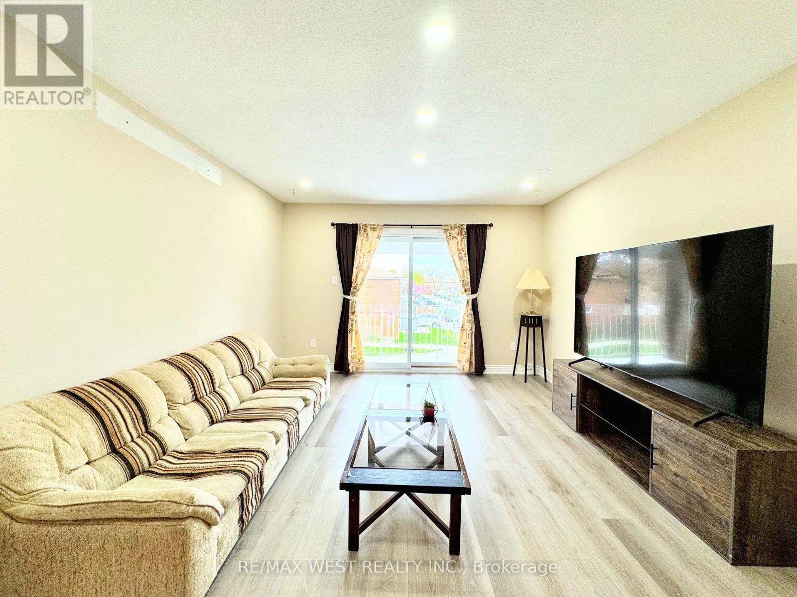 26 Brownridge Crescent, Toronto, Ontario  M9V 4M5 - Photo 7 - W13698290