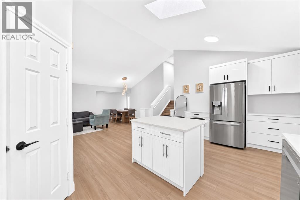 315 Appleglen Place SE, Calgary, Alberta  T2A 7V9 - Photo 4 - A2337783