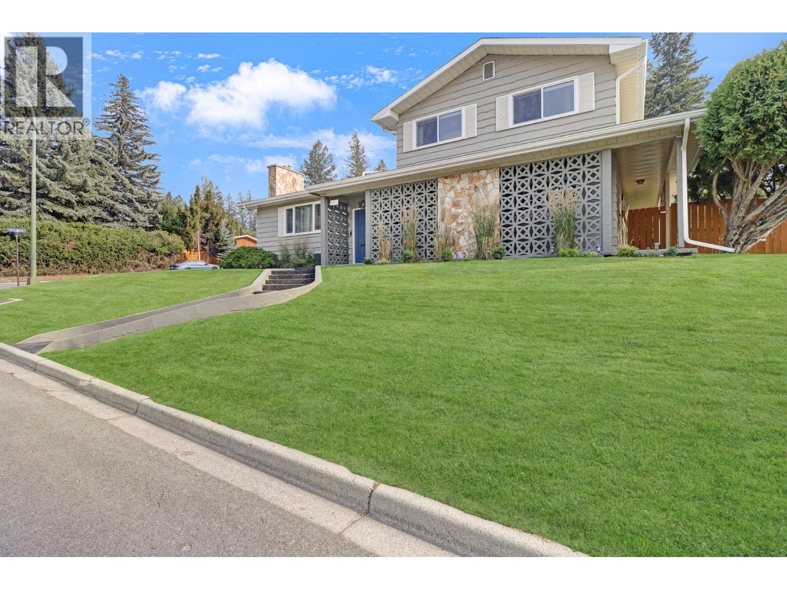 701 17th Avenue S, Cranbrook, British Columbia  V1C 3B6 - Photo 2 - 10398105