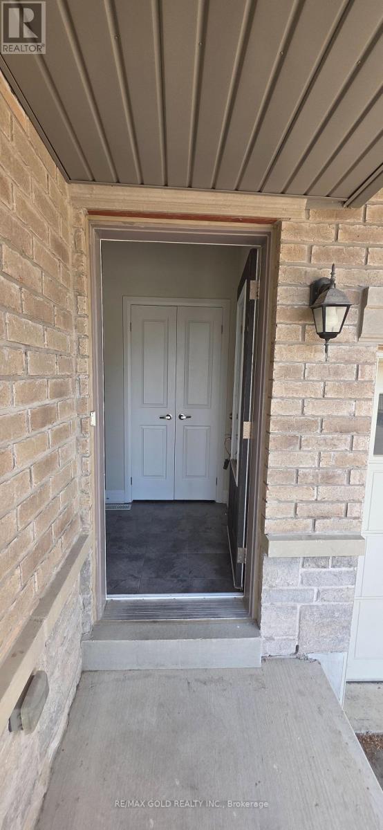 9 Oliana Way, Brampton, Ontario  L6Y 6G8 - Photo 4 - W13698382