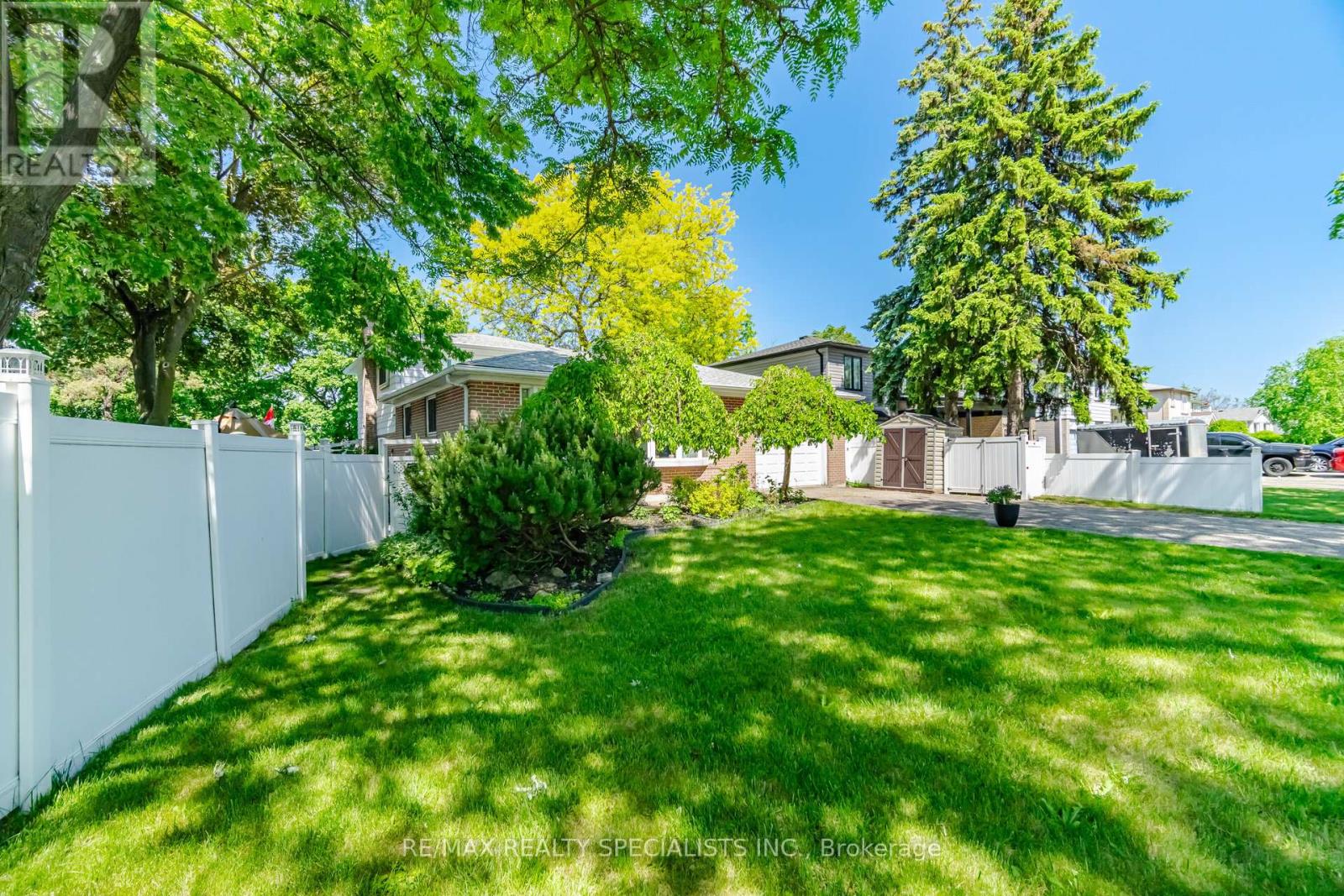 3673 Fieldgate Drive, Mississauga, Ontario  L4X 2J8 - Photo 3 - W13698434
