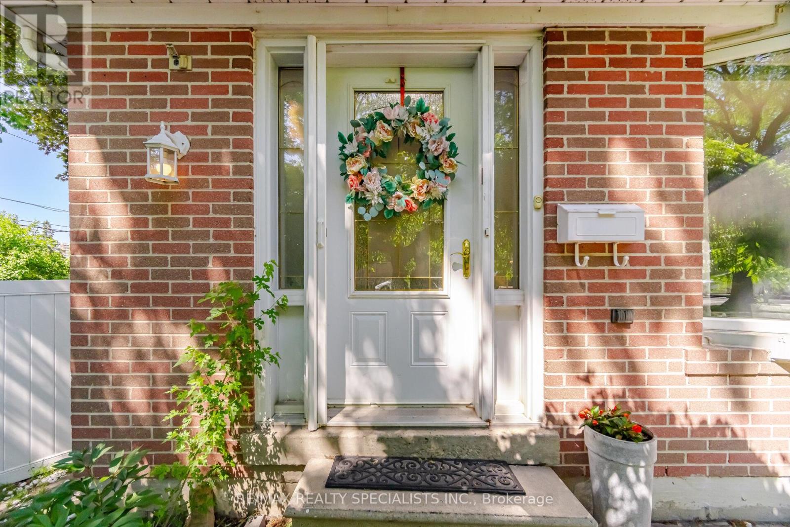 3673 Fieldgate Drive, Mississauga, Ontario  L4X 2J8 - Photo 4 - W13698434