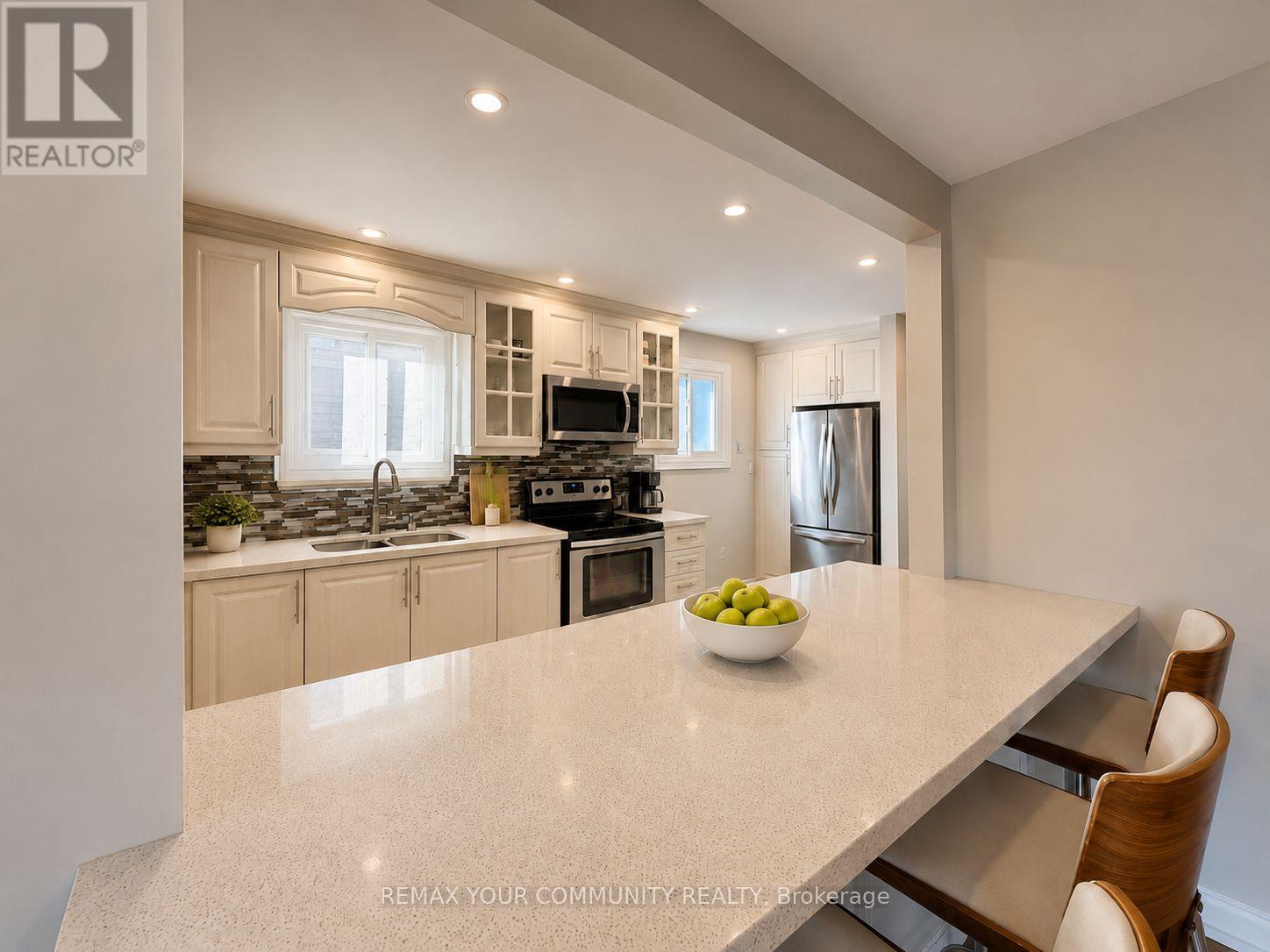 2508 Cobbinshaw Circle, Mississauga, Ontario  L5N 2G3 - Photo 3 - W13698442