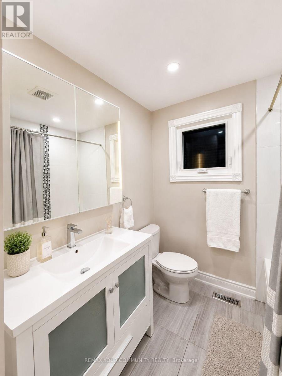 2508 Cobbinshaw Circle, Mississauga, Ontario  L5N 2G3 - Photo 6 - W13698442