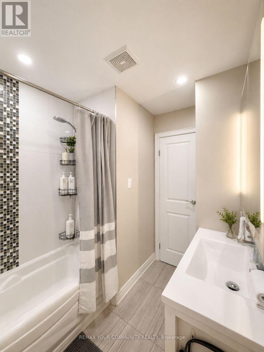 2508 Cobbinshaw Circle, Mississauga, Ontario  L5N 2G3 - Photo 7 - W13698442