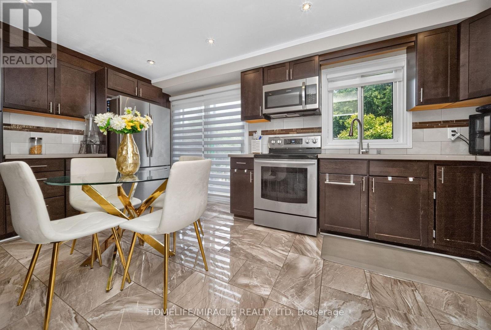 4 Summertime Court, Brampton, Ontario  L6Z 2B4 - Photo 10 - W13698468