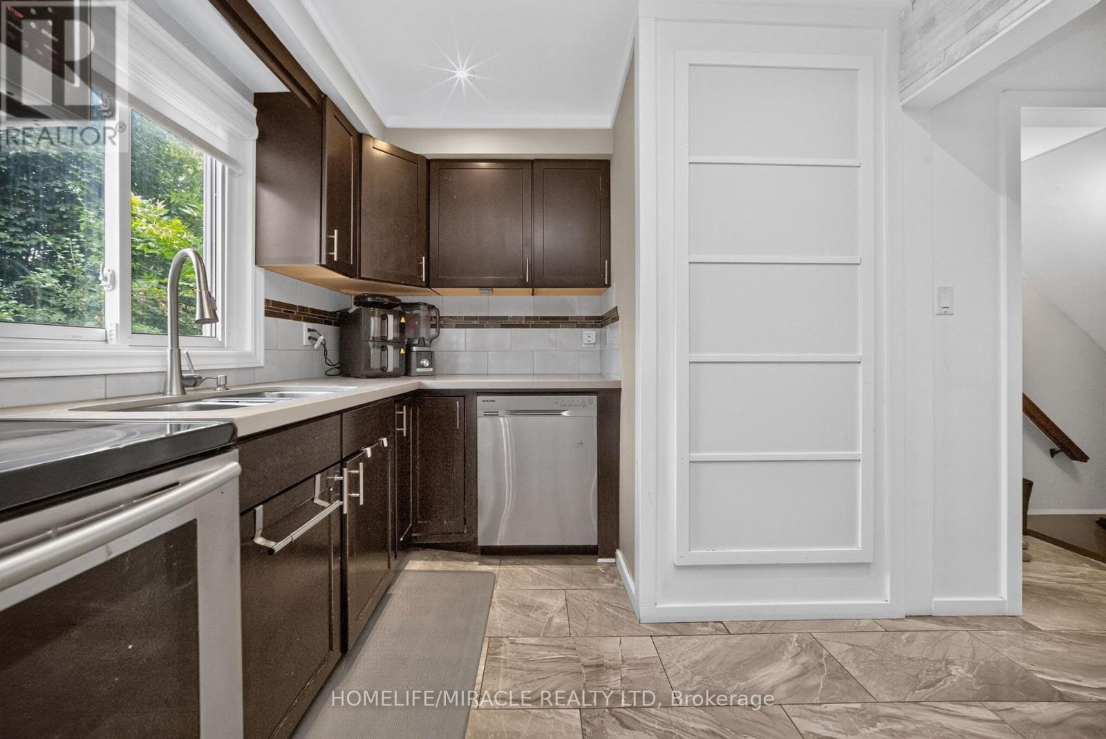 4 Summertime Court, Brampton, Ontario  L6Z 2B4 - Photo 11 - W13698468