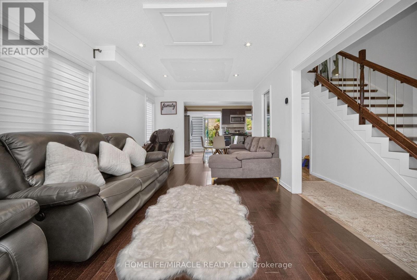 4 Summertime Court, Brampton, Ontario  L6Z 2B4 - Photo 7 - W13698468
