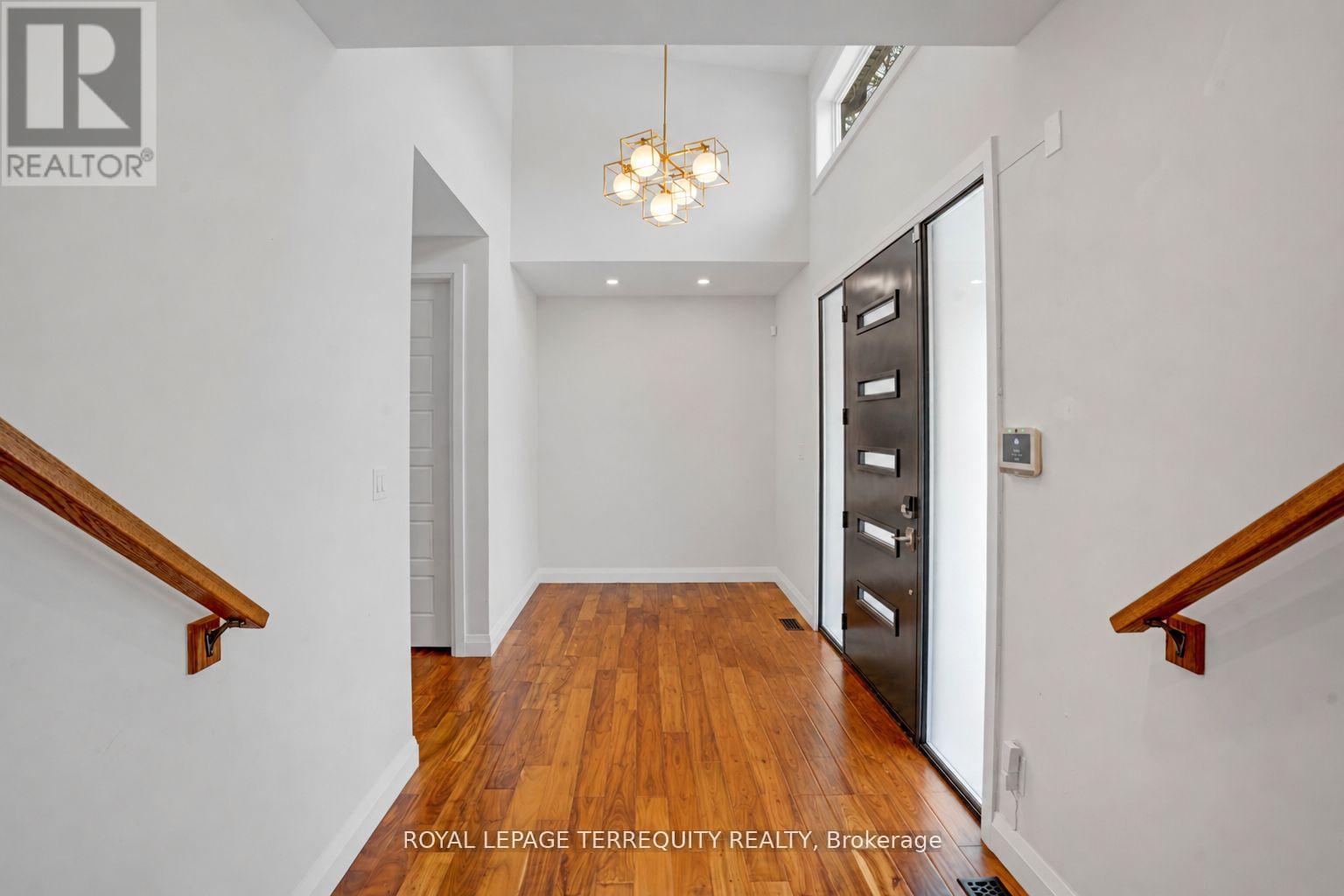 716 North Shore Boulevard E, Burlington, Ontario  L7T 1X6 - Photo 2 - W13698452