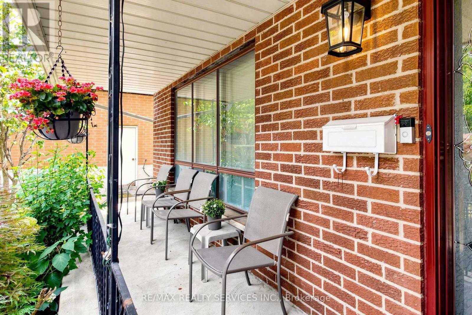 25 Malcolm Crescent, Brampton, Ontario  L6S 3C7 - Photo 4 - W13698480