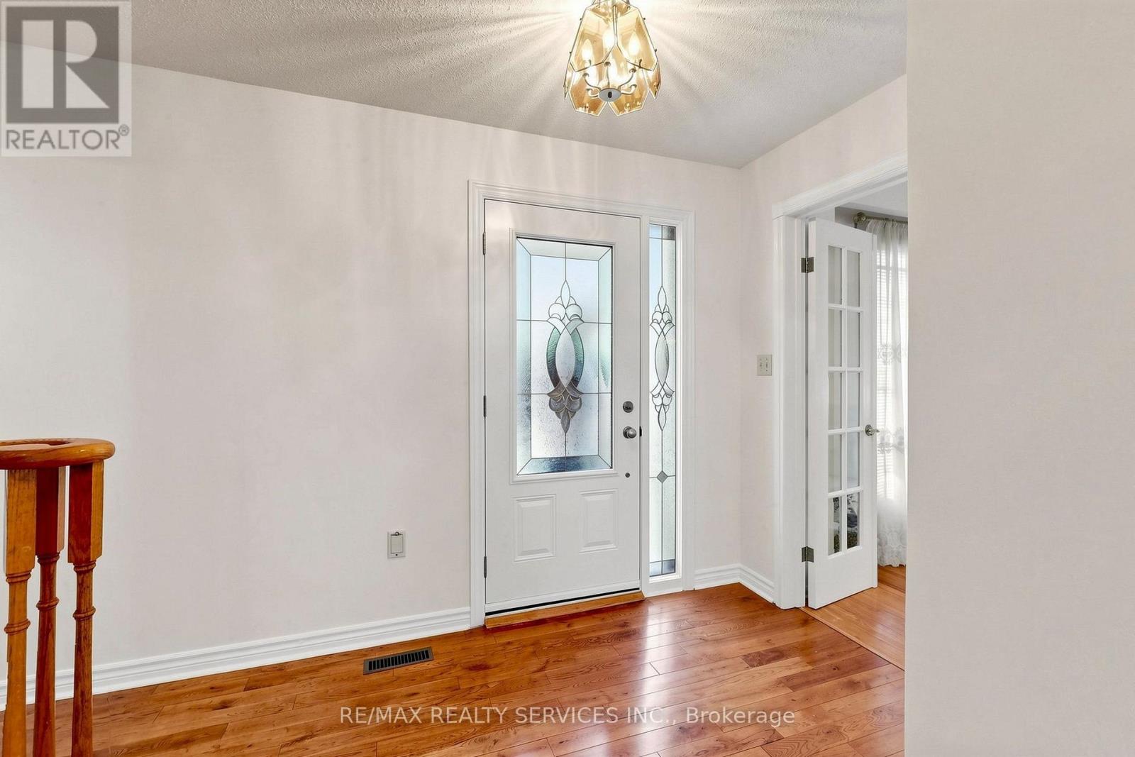 25 Malcolm Crescent, Brampton, Ontario  L6S 3C7 - Photo 5 - W13698480