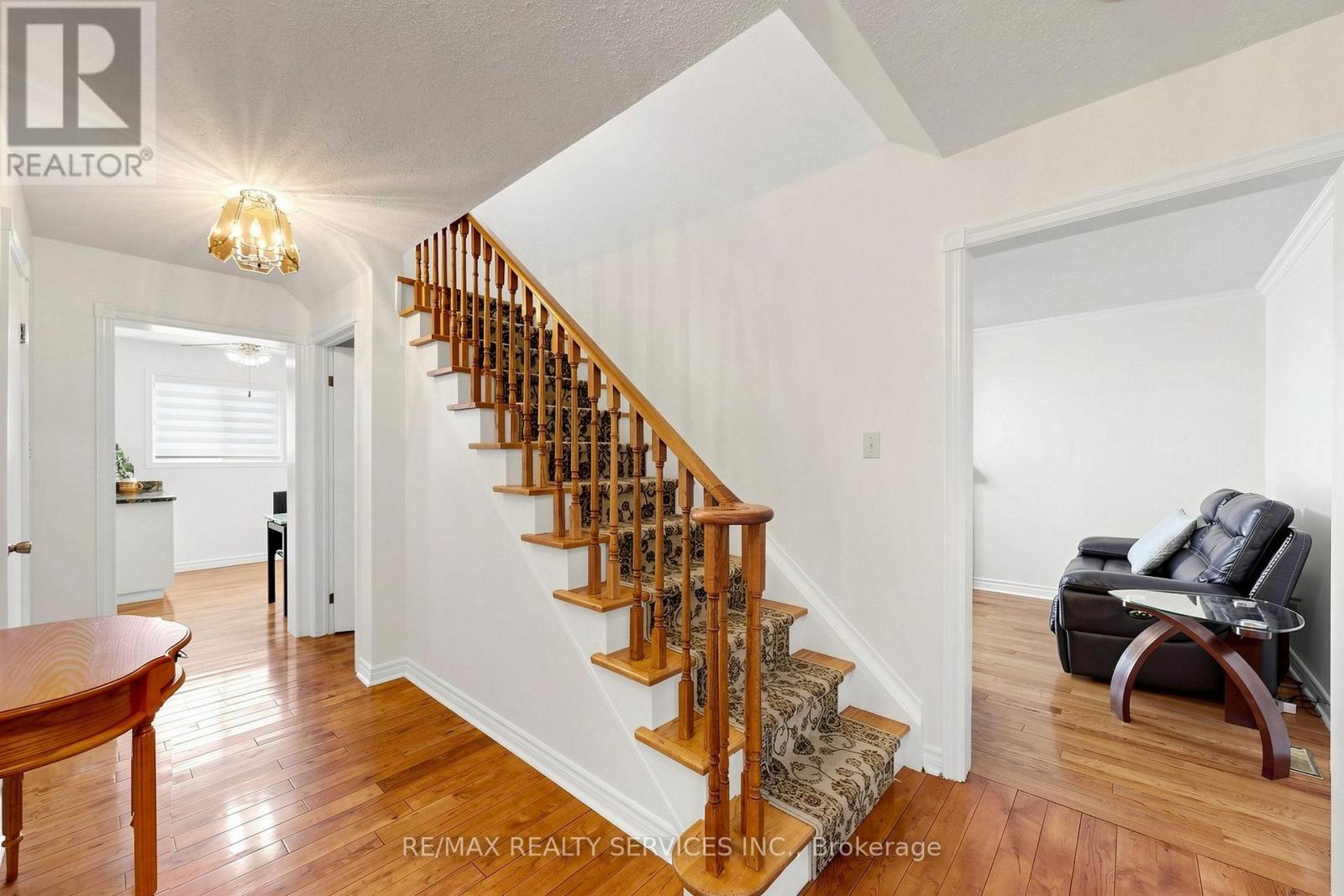 25 Malcolm Crescent, Brampton, Ontario  L6S 3C7 - Photo 6 - W13698480