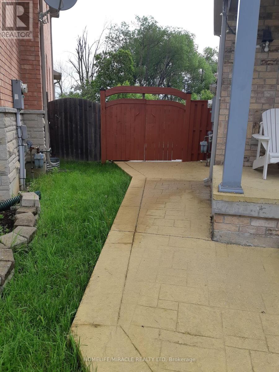 25 River Heights Drive, Brampton (Bram East), Ontario  L6P 2M9 - Photo 2 - W13698510