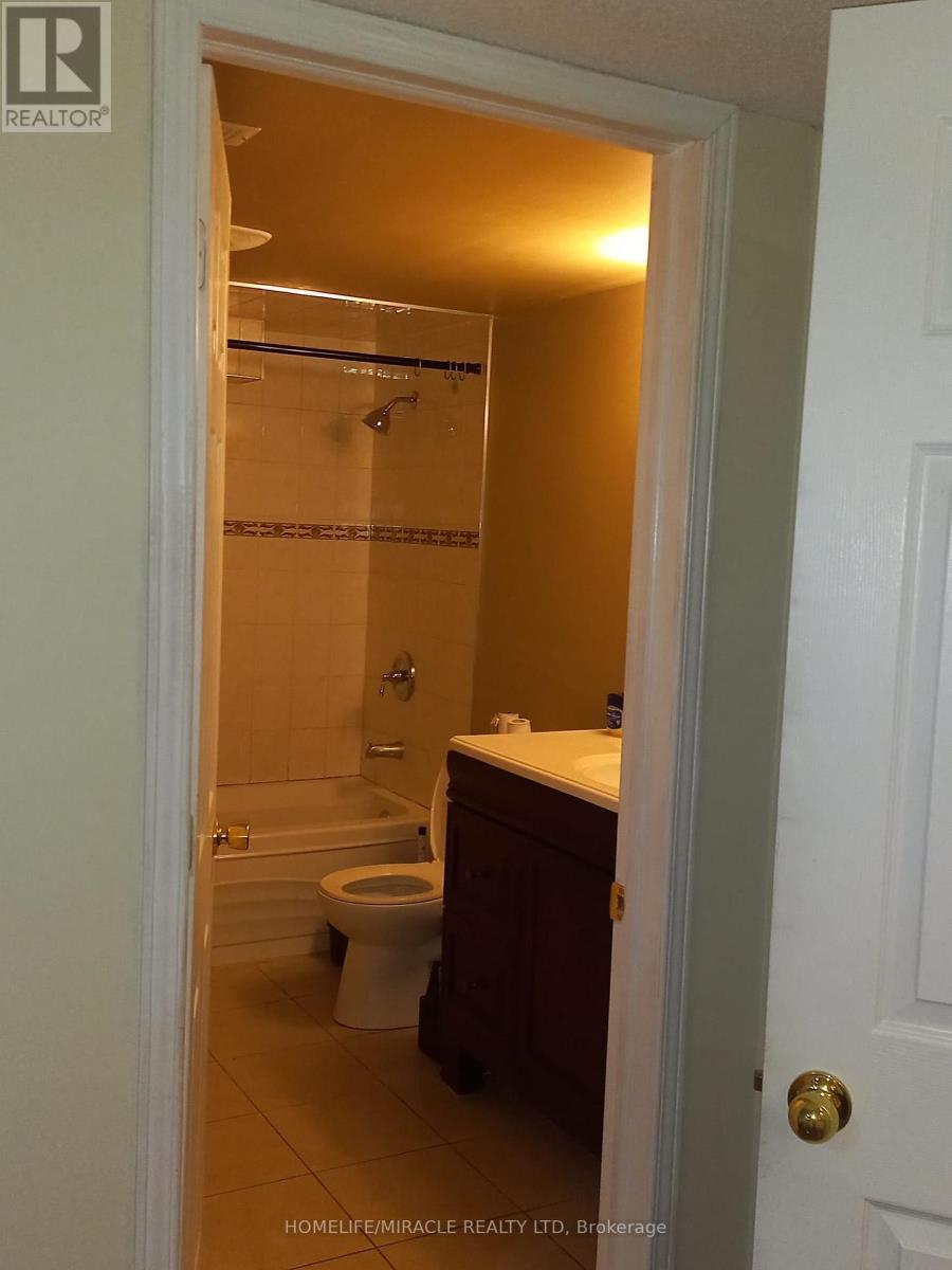 25 River Heights Drive, Brampton (Bram East), Ontario  L6P 2M9 - Photo 7 - W13698510