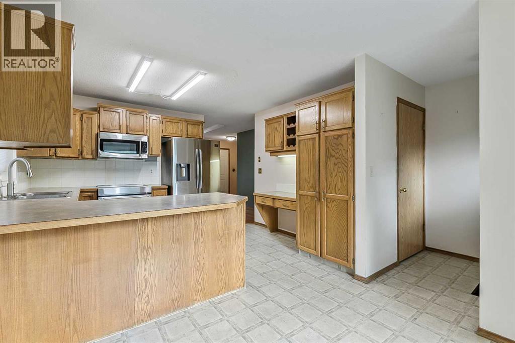 25 Downey Road, Okotoks, Alberta  T1S 1H5 - Photo 10 - A2336168