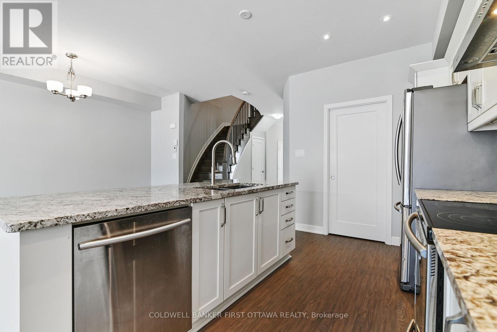 1042 Cobble Hill Drive, Ottawa, Ontario  K2J 0J7 - Photo 9 - X13698592