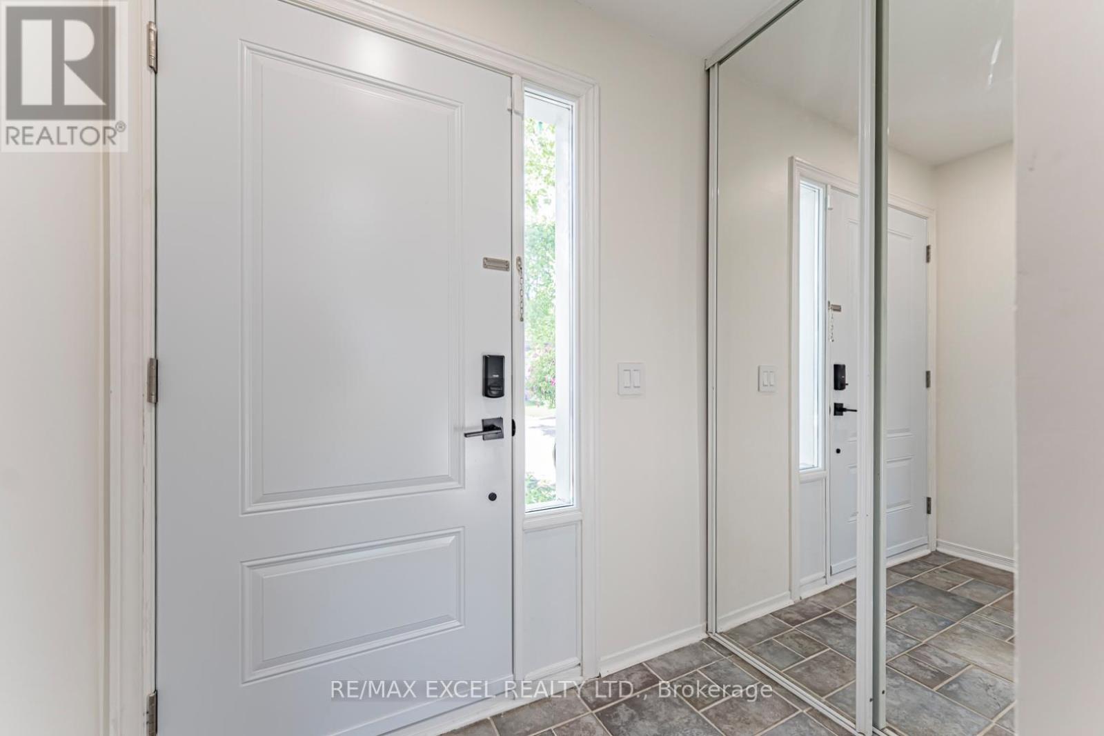 128 Cottonwood Court, Markham, Ontario  L3T 5X1 - Photo 5 - N13698570