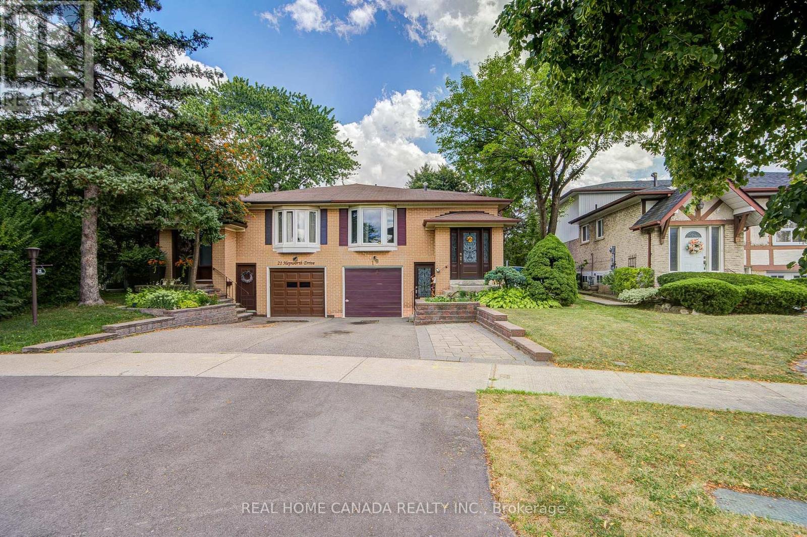<div class="slider-price">$825,000</div><p>19 Hepworth Drive, Toronto, Ontario</p>