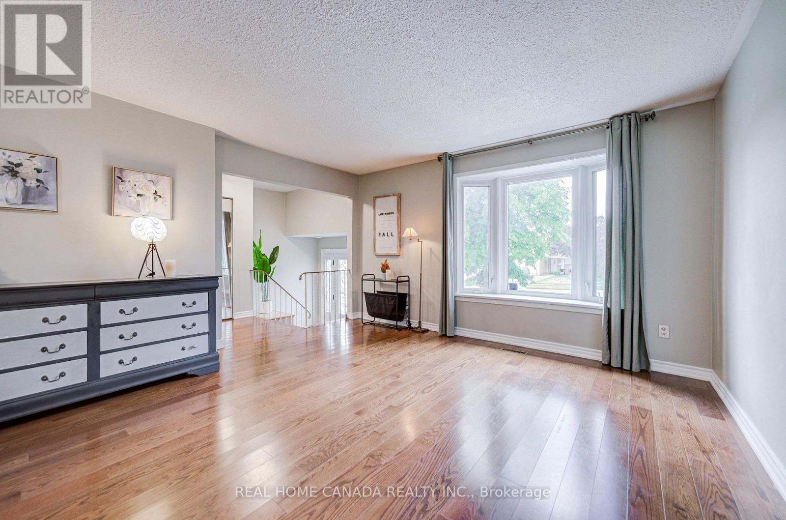 19 Hepworth Drive, Toronto, Ontario  M9R 3W1 - Photo 6 - W13698590