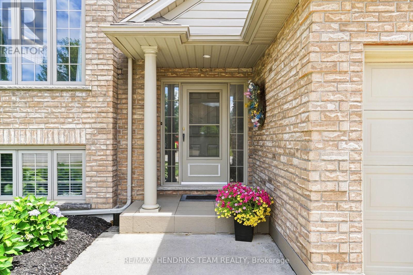 7032 Kelly Drive, Niagara Falls, Ontario  L2H 3J9 - Photo 2 - X13698606