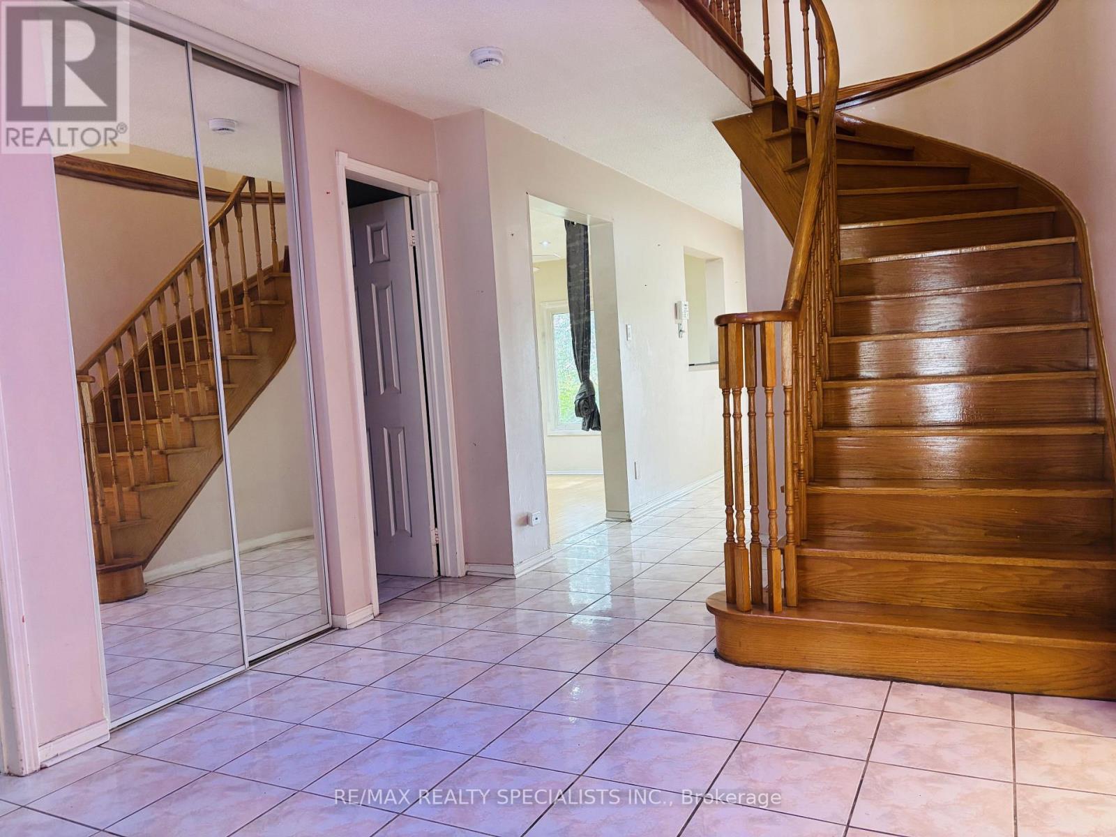 33 Cherrytree Drive, Brampton, Ontario  L6Y 3L7 - Photo 5 - W13698614