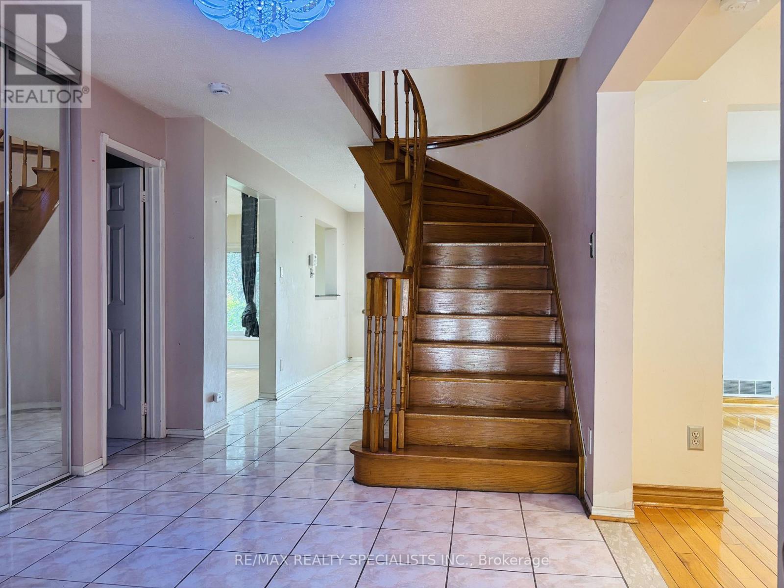 33 Cherrytree Drive, Brampton, Ontario  L6Y 3L7 - Photo 6 - W13698614
