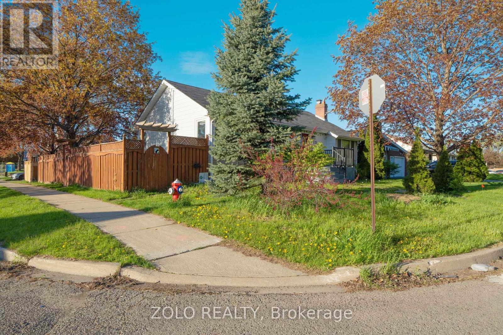 13 Foster Road, Mississauga, Ontario  L4T 1C3 - Photo 3 - W13698624
