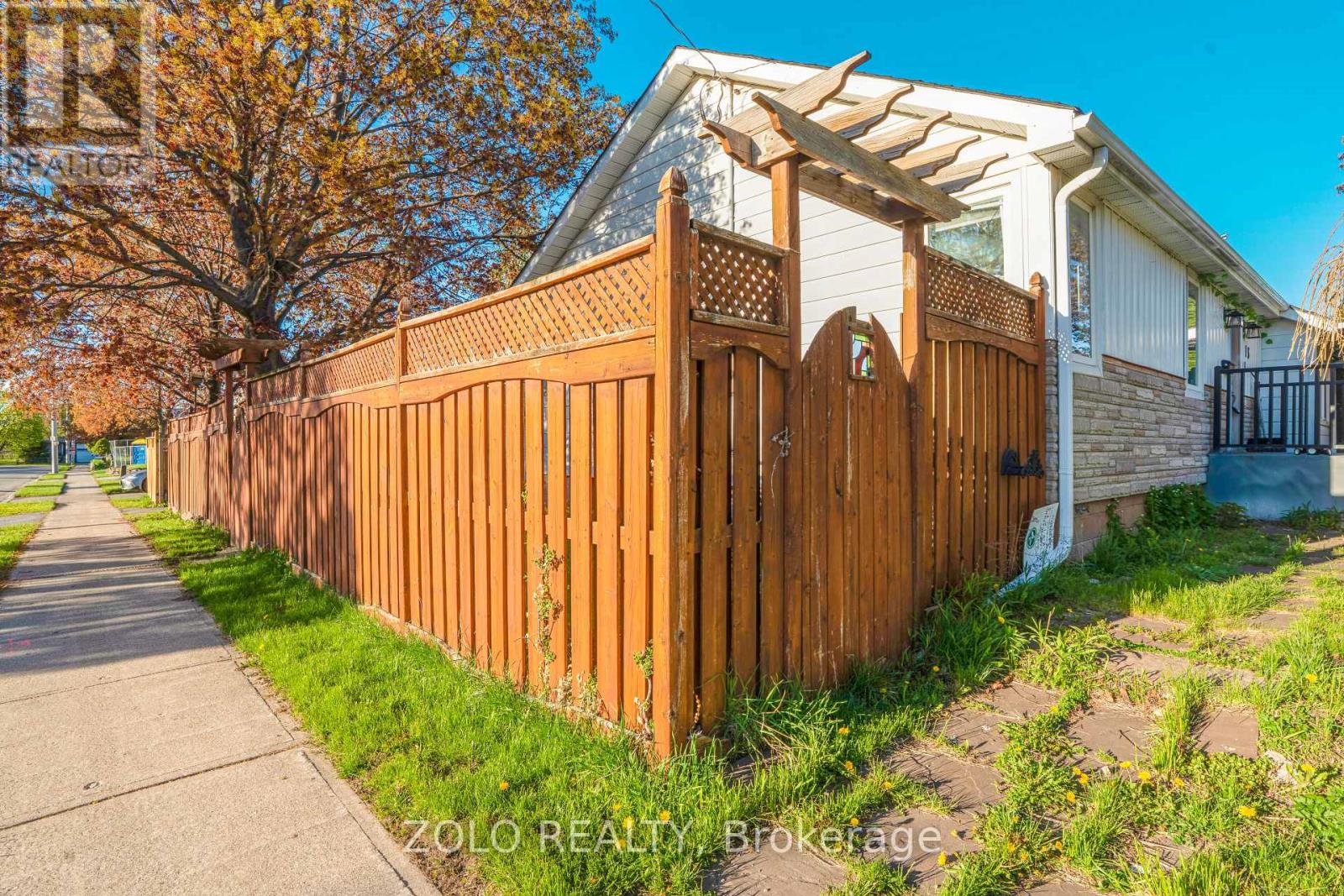 13 Foster Road, Mississauga, Ontario  L4T 1C3 - Photo 4 - W13698624